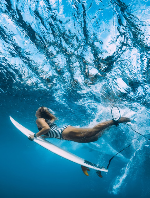 Surfer,Woman,With,Surfboard,Dive,Underwater,With,Ocean,Wave.